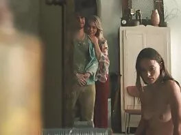 Milf ngã xuống đầu gối và được cô ấy cạo lồn đóng phim sex lén lút phụ đề sầm